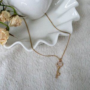 🎉 GOLD KEY Necklace